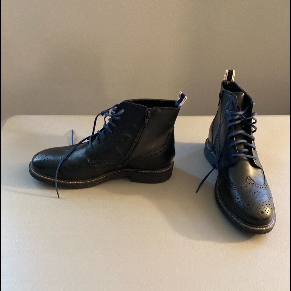 SPECIAL Steve Madden Electric Wingtip boot  9-1/2D black leather